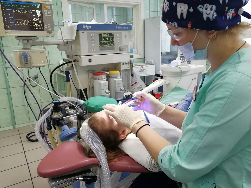 Лечение зубов в условиях общей анестезии севофлураном.